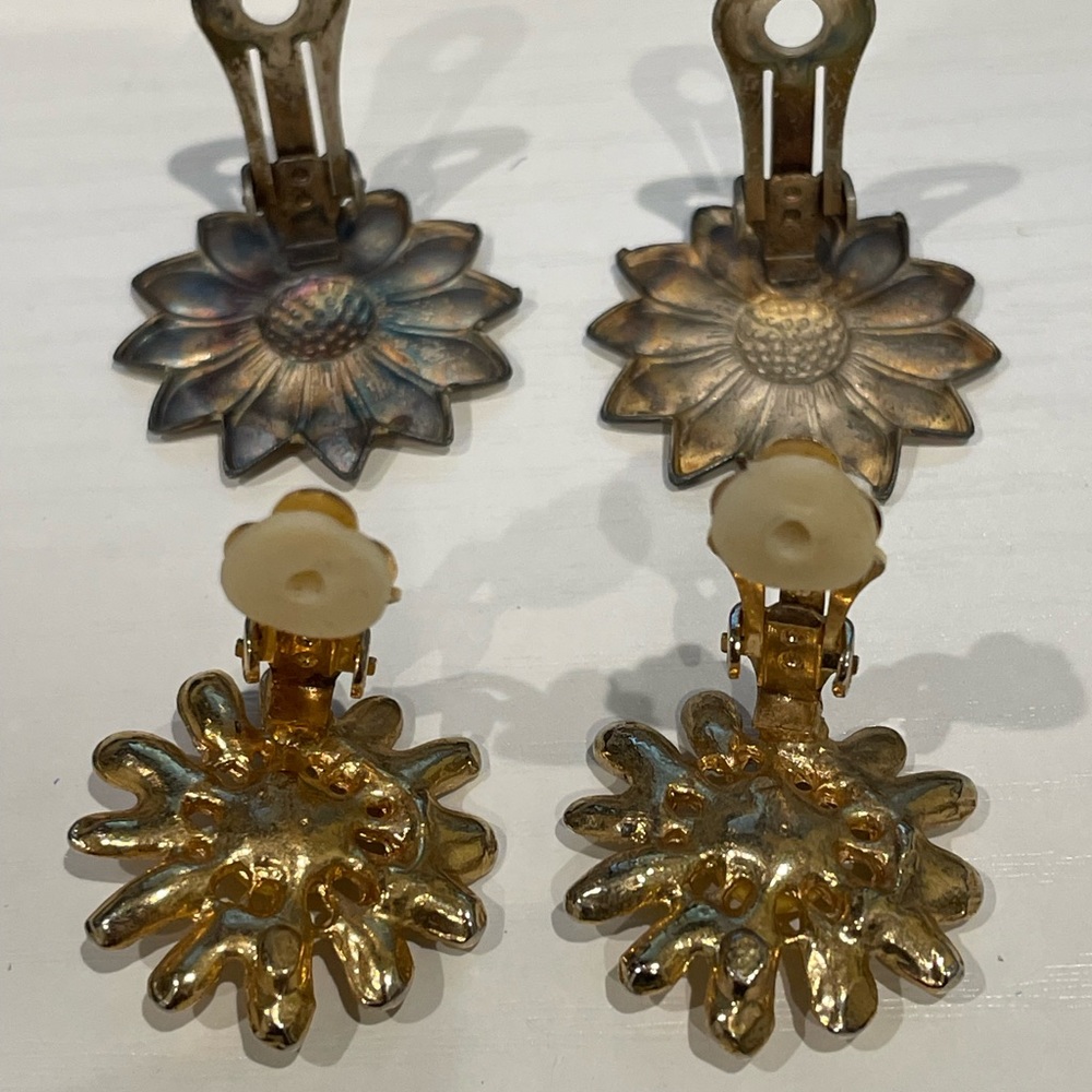 Vintage Flower Power Clip Earrings Daisy Sunflower Fun Hippie - Picture 3 of 3